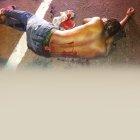  El cuerpo de la víctima fue botado en la acera de la calle.  
