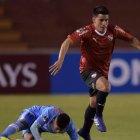  El mediocampista Fernando Gaibor (d), del Independiente de Avellaneda. 