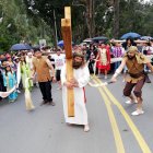  Los látigos de cabuya y cuero remojado con agua, golpean la espalda del hombre de 28 años de edad.  