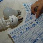  La decisión gubernamental se da poco después de que ciudadanos reaccionaran a la medida en redes sociales, donde advirtieron de un incremento en las facturas de consumo de electricidad. 