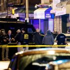  Agentes de la policía investigan cómo ocurrió el tiroteo en el que murieron 7 personas, entre ellos, un ecuatoriano.  