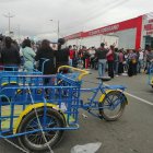  A las 07:00 de este lunes 13 de mayo, los vendedores se unieron y decidieron cerrar por varias horas el acceso al mercado mayorista y en la avenida Bolivariana como exigencia a más seguridad. 