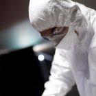  El Dr. Miguel Ángel Moreno usa pinzas para medir diámetros de los huesos e identificar grietas o golpes.   