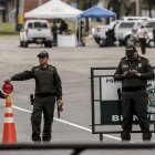  Oficiales en la entrada de la Escuela de Policía atacada.  