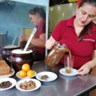 La bebida es acompañada con varios productos típicos de la serranía o también con dulces. 