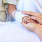  El joven se encuentra grave en el hospital. 