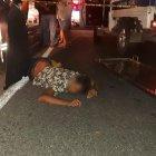   El chico quedó tendido en la vía, mientras que la joven se encuentra gravemente herida 