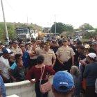  Al píe de la vía se formaron largas columnas de vehículos que buscaban pasar tanto para Santa Elena como para Manabí. 