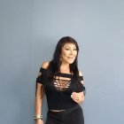  La artista, quien se encuentra de gira por España, aparece en una presentación en la se la ve cantando y que, al parecer, el cabello que ocultaba sus ‘chichis’ se le movió dejando todo al aire. 