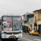  Con un cartel, las líneas informan de los nuevos precios.  