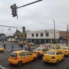  Los taxistas bloquearon la intersección de las calles Cuenca y Machala. 