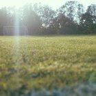  Una dermatóloga y un entrenador hablan sobre los efectos en la salud y el rendimiento físico de los futbolistas cuando están en constante exposición al sol. 