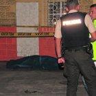  La víctima quedó tendida en la vereda. 