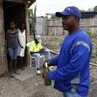  Juan Mina mostró una botella similar a la que cargaba la presunta agresora con el ácido. 