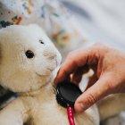  El doctor engañaba a los padres de familia para que grabaran las partes íntimas de los niños. 