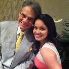  Cibernautas la tachan de “arpía” por estar en medios de comunicación y no velando a su papá.  