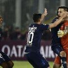  Jugadores de la Universidad Católica corren a felicitar a Hernán Galíndez, quien atajó dos tiros penales. 