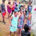  Enardecidos los habitantes le reclaman por su mal proceder.  Una señora sostiene en sus manos partes de un palo de escoba. 