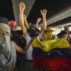  Manifestantes en el puente Simón Bolívar, frontera con Colombia.  