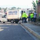  El hecho alertó a los moradores, quienes veían intrigados detrás de las cintas de precaución el cadáver, tapado con una sábana blanca.  