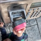  Refrencial. El pequeño encontró un celular viejo en el que solo estaba el número de emergencia. 