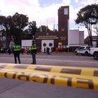  Miembros de la Policía son vistos en la entrada de la Escuela General Santander, luego de que un carro bomba causara la explosión. 