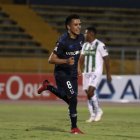  Diego Armas de Católica festeja el gol ante América. 