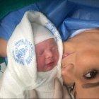  María Sol Galarza muestra orgullosa a su nuevo bebé. 