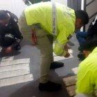  Se hallaron varios celulares, cámaras fotográficas, una laptop, una computadora de escritorio, dinero en efectivo, una caja fuerte, máculas de rastros biológicos sobre el colchón y sábanas del extranjero y sustancias catalogadas sujetas a fiscalización. 