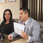  Sonia Menéndez, madre de la candidata Sonia Luna, y el abogado Lenin Duque. 