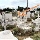  Varios ciudadanos que acudieron al cementerio de Huaquillas vieron los daños en una de las tumbas. 
