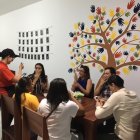  Las personas aprenden las palabras del lenguaje de señas con la ayuda de quienes atienden. 