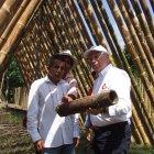  Con una financiación de 490.000 euros de la Cooperación, el ministro español del ramo y de Asuntos Exteriores, Josep Borrell, visitó el sábado esta inusual estructura para ver de cerca las ventajas de un material en cuyo cultivo también colabora España.  