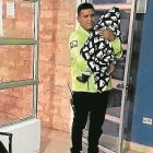  Miembros de la Dinapen trasladaron al bebé a una casa de salud. 