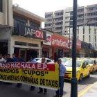  Miles de taxistas bloquearon algunas calles de la capital de El Oro, en protesta por la entrega de nuevos cupos para operar. 