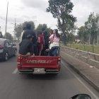  Trabajadores se dirigen hacia sus ’camellos’ en el balde de una camioneta. 