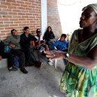  En medio de los migrantes, Carmen camina por su patio sembrando esperanza y soltando chistes para aligerar penas, mientras organiza a quienes deben acudir a un médico y prioriza a los que les pagará el viaje en autobús. 