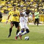  Leonardo Campana, autor del único gol del partido, disputa un balón con José Luis Quiñónez. 