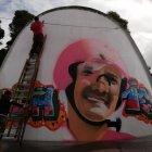  El artista da los retoques finales a su obra, con un Richard Carapaz sonriente. 