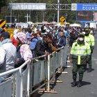  Cientos de migrantes venezolanos llegaron al puente internacional Rumichaca este domingo, en la frontera entre Colombia y Ecuador. (EFE) 