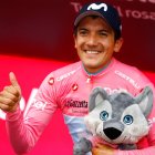 Richard Carapaz, con la camiseta rosa de líder general, celebra durante la ceremonia del podio después de la etapa 17 del Giro de Italia.  