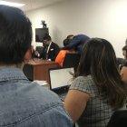  El abogado del pastor, al fondo, habla con él durante la audiencia de juzgamiento realizada este miércoles 17 de julio de 2019. 