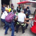  Siete personas debieron cargar a Marcos Vinicio para trasladarlo al hospital. 