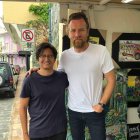  El actor Ewan McGregor se tomó una foto con un fan en el barrio Las Peñas. 