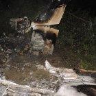  Agentes del orden que acudieron al sitio reportaron que en el interior de la aeronave siniestrada se encontraban dos personas heridas. 