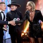  La rubia realizó sobre el escenario y sentada en una silla la escena que hace 27 años la lanzó al mundo entero. 