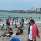  El sol tempranero sorprendió a algunos turistas durmiendo en la playa.  