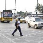  Cuando no se respetan las señalizaciones de tránsito y se cometen imprudencias, los peatones ponen en riesgo su vida. 