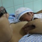  Hay prácticas que sugieren que la oxitocina natural sería de gran ayuda previo al parto, durante la labor y después del alumbramiento.  