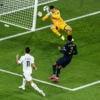  Ángel Di María anotó un doblete para la victoria parisina. 